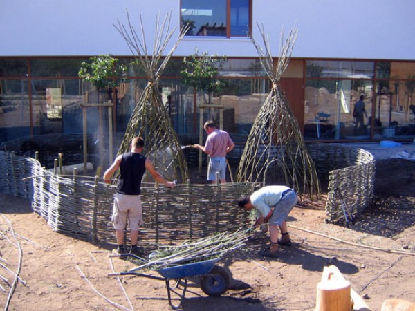 Waagrechter_Zaun_und_Tipis